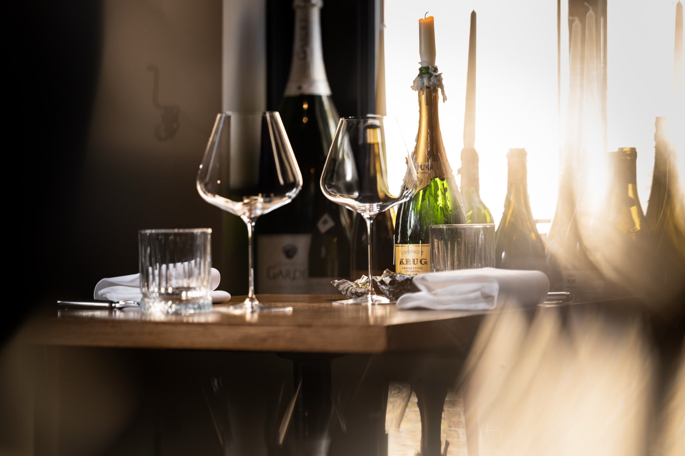 Warme gedekte tafel met wijn in Bistro Rootsch